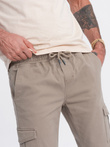 Męskie spodnie JOGGERY z zapinanymi kieszeniami cargo - beżowe V2 OM-PAJO-0123