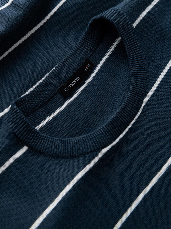 Casualowy męski sweter w poziome paski – granatowy V1 OM-SWSW-0143