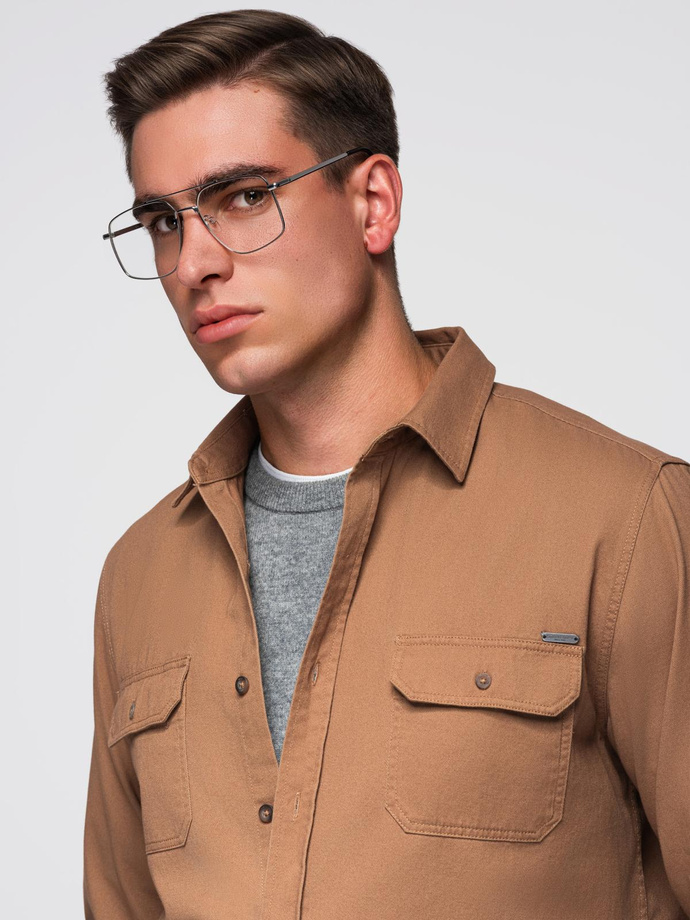 Męska bawełniana koszula REGULAR FIT z kieszeniami zapinanymi na guziki - camel V2 OM-SHCS-0146