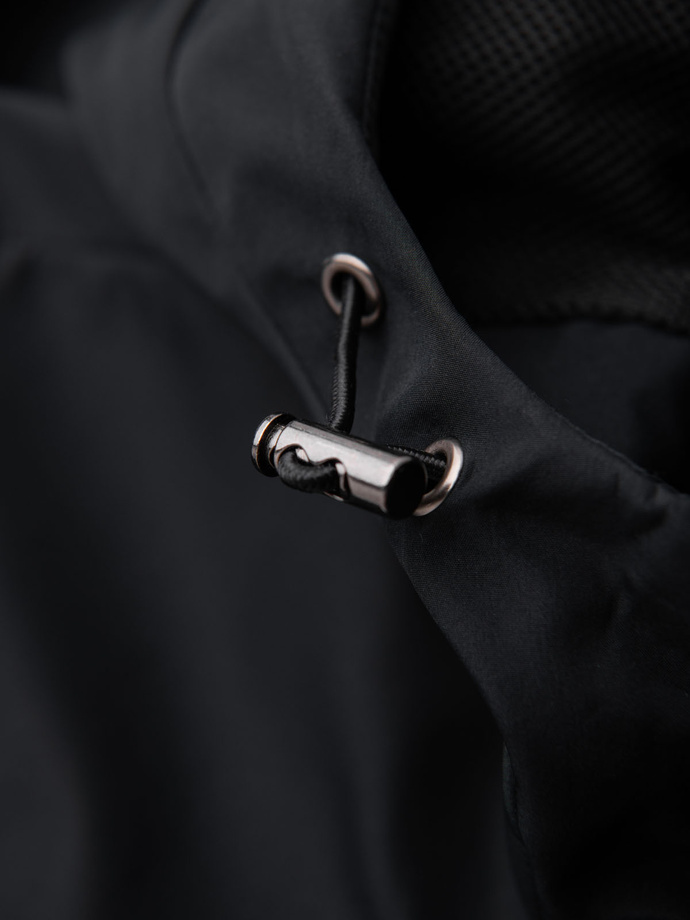 Lekka kurtka męska z siateczkową podszewką i kapturem – czarna V4 OM-JANP-0149