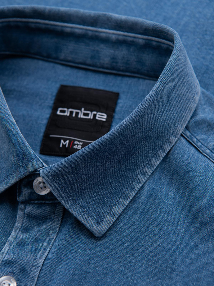 Męska koszula jeansowa z lyocellem oraz haftem na piersi – niebieska V2 OM-SHDS-0180
