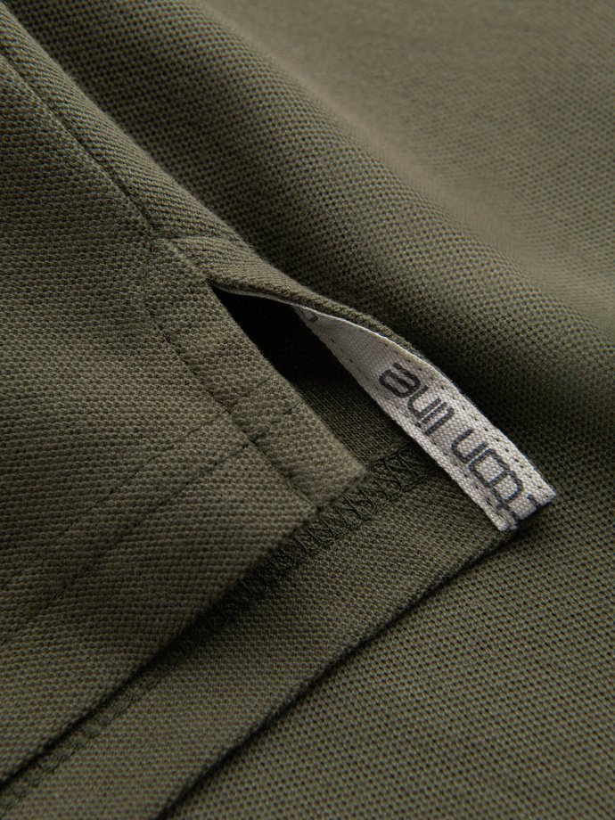 Męska jednokolorowa koszulka polo BASIC z dzianiny pique - ciemnooliwkowa V6 OM-POBS-0100