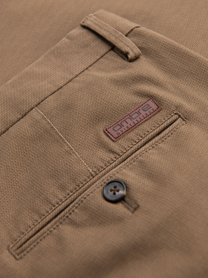 Męskie spodnie chino REGULAR FIT z delikatną strukturą – ciemnobeżowe V2  OM-PACP-0184