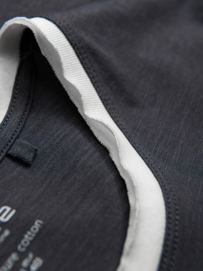 Męski t-shirt z surowym wykończeniem – grafitowy V7 OM-TSCT-22SS-004