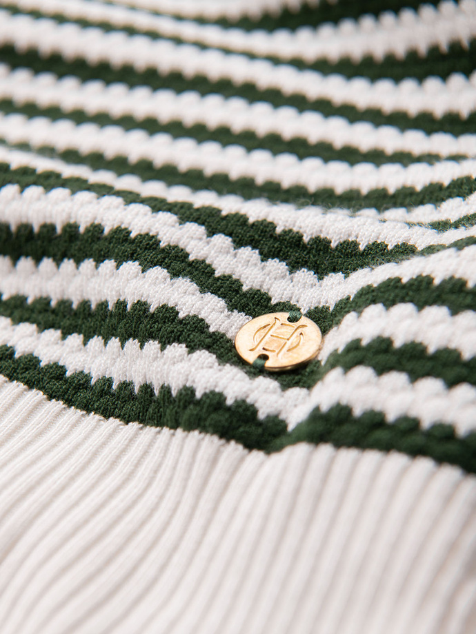 Męski dzianinowy t-shirt w marynarskie paski z ażurowym splotem – oliwkowo-biały V3 OM-TSCT-0255