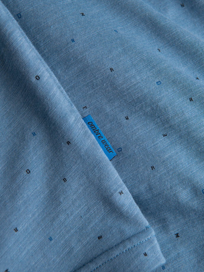 Męski t-shirt fullprint z kolorowymi literami - niebieski denim V4 OM-TSFP-0185
