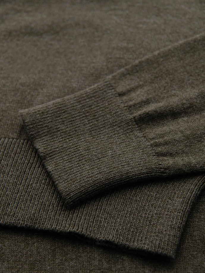 Męski sweter klasyczny z wiskozą BASIC z okrągłym dekoltem – oliwkowy melanż V17 OM-SWBS-0106