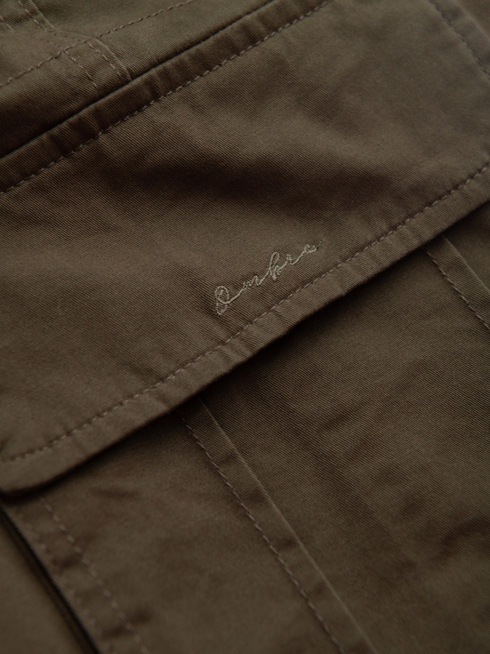 Jednokolorowe szorty męskie z kieszeniami cargo – ciemnooliwkowe V2 OM-SRCG-0133