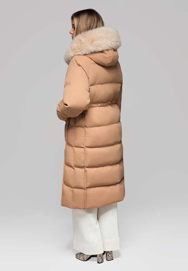 Kurtka damska długa z futerkiem OW-JALJ-0107 v1 - brązowa