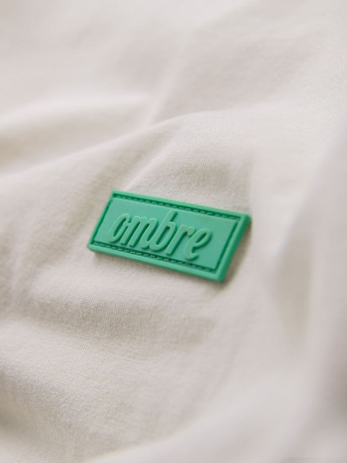 Męski t-shirt bawełniany z zieloną naszywką na piersi – złamana biel V5 OM-TSCT-0151