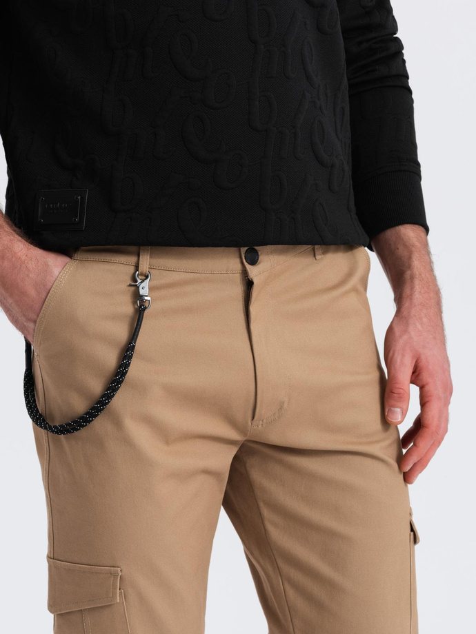 Spodnie męskie z kieszeniami cargo i ściągaczem na dole nogawki - ciepło-brązowe V2 OM-PACG-0189