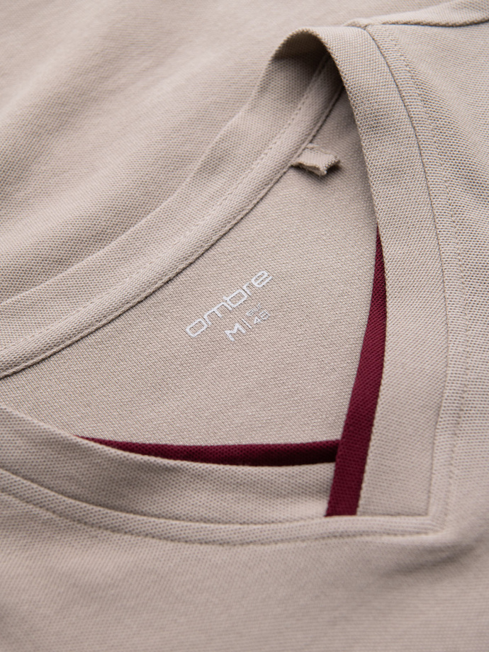 T-shirt męski z kontrastowymi wstawkami i dekoltem w serek – beżowy V2 OM-TSCT-0198