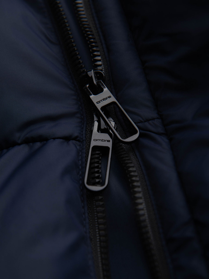 Kurtka męska pikowana z wysoko zapinanym kapturem – granatowa V2 OM-JAHP-0238