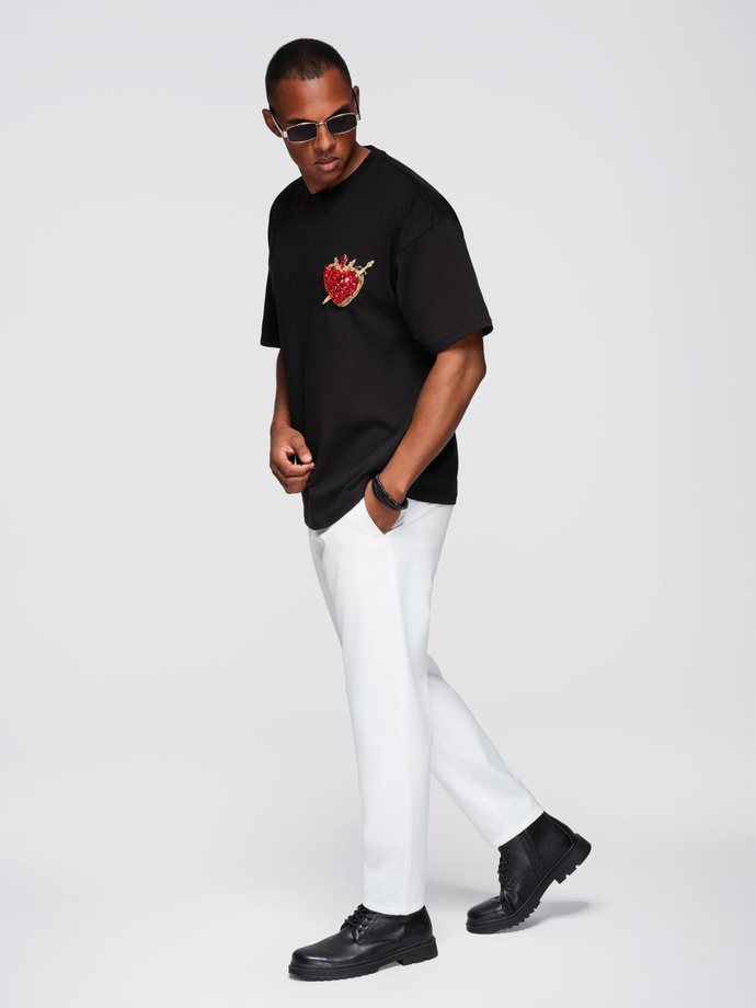 Bawełniana męska koszulka z biżuteryjną aplikacją na klatce piersiowej - czarna V1 OM-TSCT-0290