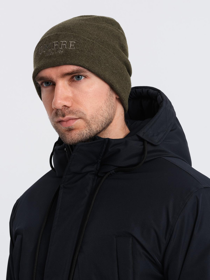 Dzianinowa czapka męska beanie z haftowanym napisem – oliwkowa V5 OM-ACWH-0120