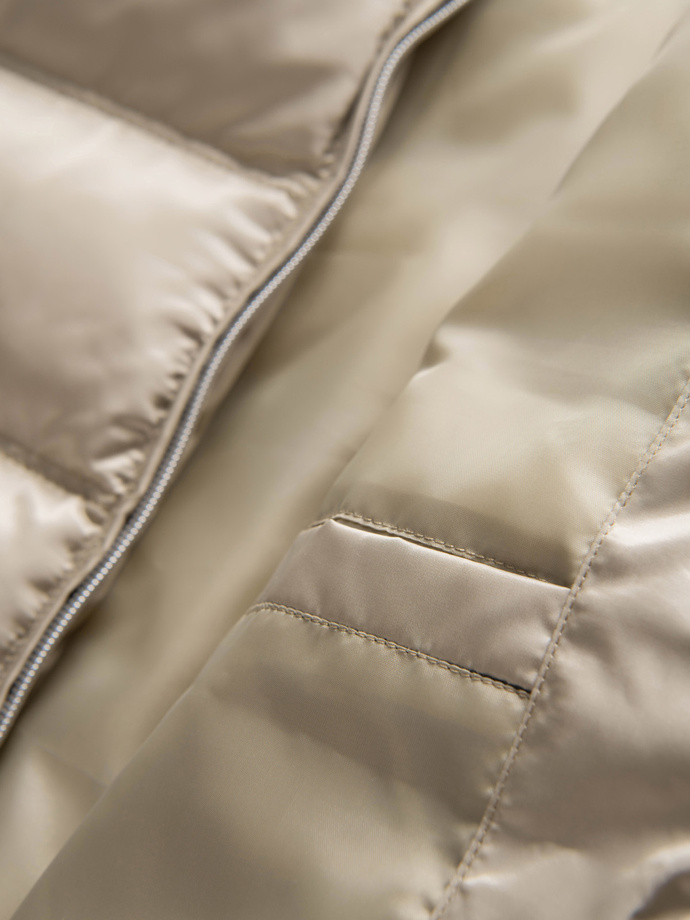 Pikowana męska kurtka z połyskiem i stójką – jasnopopielata V5 OM-JALP-0218