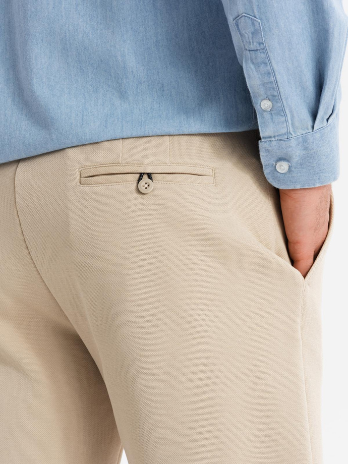 Szorty męskie ze strukturalnej dzianiny SLIM FIT – piaskowe V3 OM-SRCS-0169