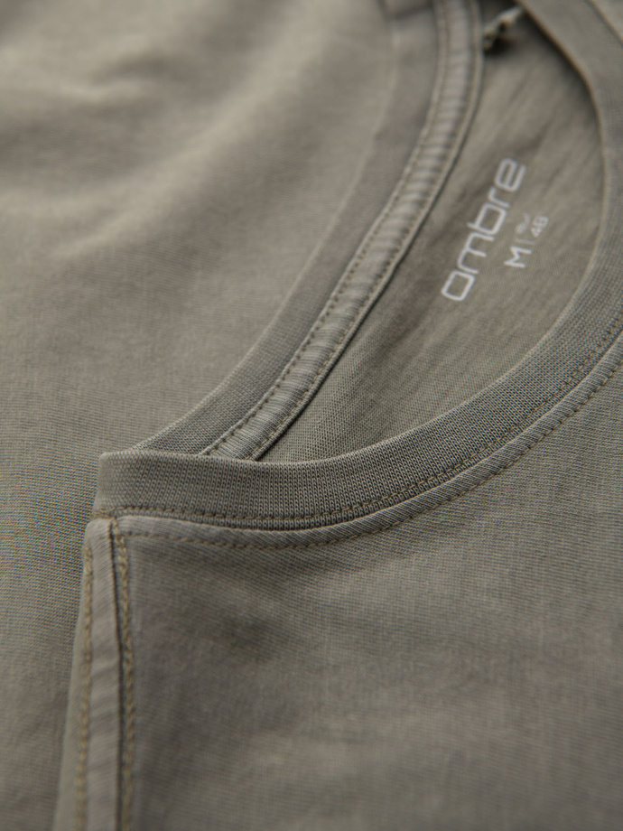 Bawełniana męska koszulka z nadrukiem w militarnym stylu – jasnooliwkowa V2 OM-TSWT-0202