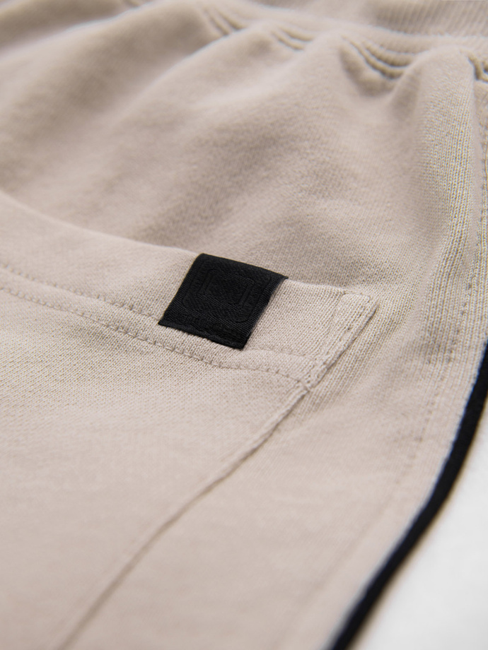 Męskie krótkie dresowe spodenki w szerokie pasy – beżowe V2 OM-SRSK-0182