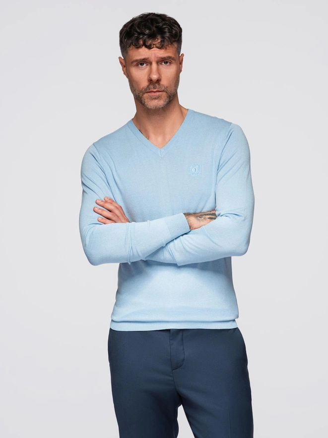 Elegancki męski sweter V-neck BASIC z wiskozą –jasnoniebieski V10 OM-SWBS-0107