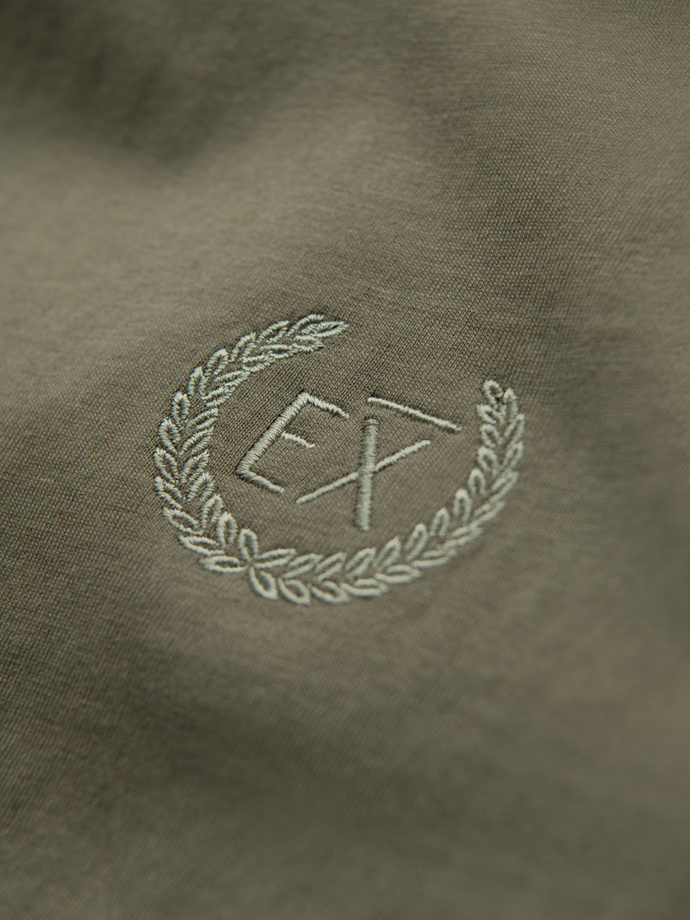 Bawełniany męski longsleeve z dekoltem U w paski i haftem – oliwkowy V1 OM-LSCL-0128