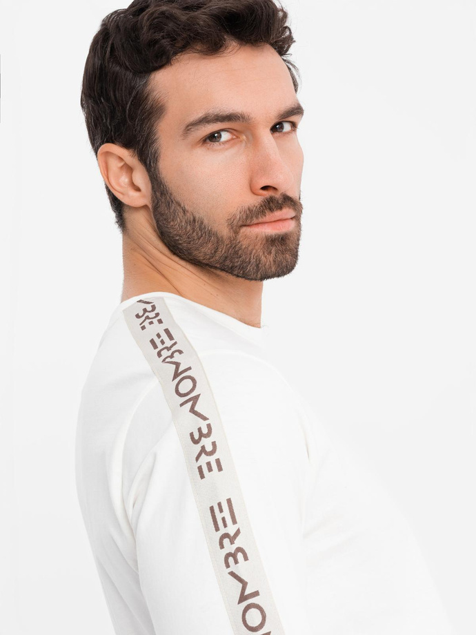 Bawełniany męski longsleeve U-neck z lampasami i nadrukiem na piersi – złamana biel V3 OM-LSCL-0127