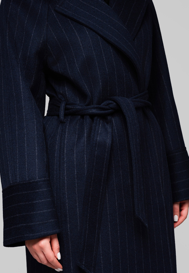 Płaszcz damski szlafrokowy w prążki LARICA OW-COLC-0105 v1 - granatowy