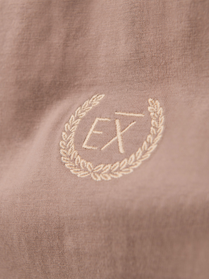 Longsleeve bawełniany męski z dekoltem U w paski i haftem – brązowy V6 OM-LSCL-0128