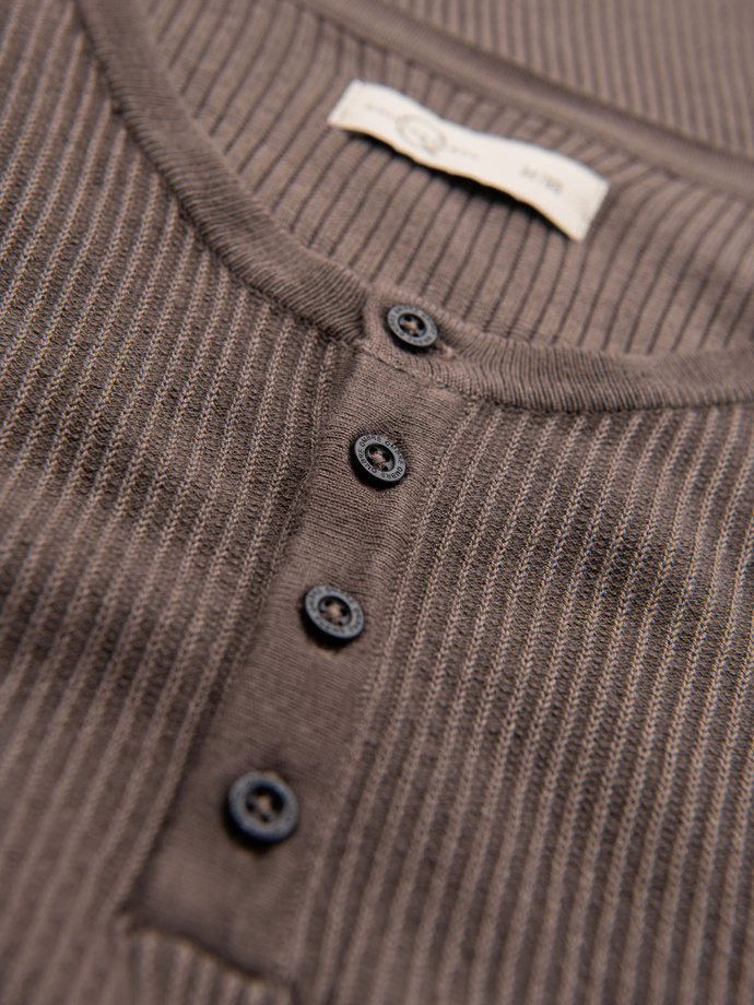 T-shirt męski dzianinowy z guzikami przy dekolcie – popielaty V4 OM-TSCT-0254