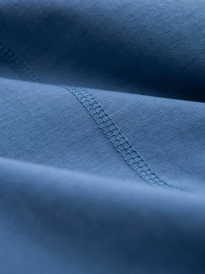 Męska koszulka bawełniana z delikatnym haftem – ciemnoniebieska V6 OM-TSCT-0170