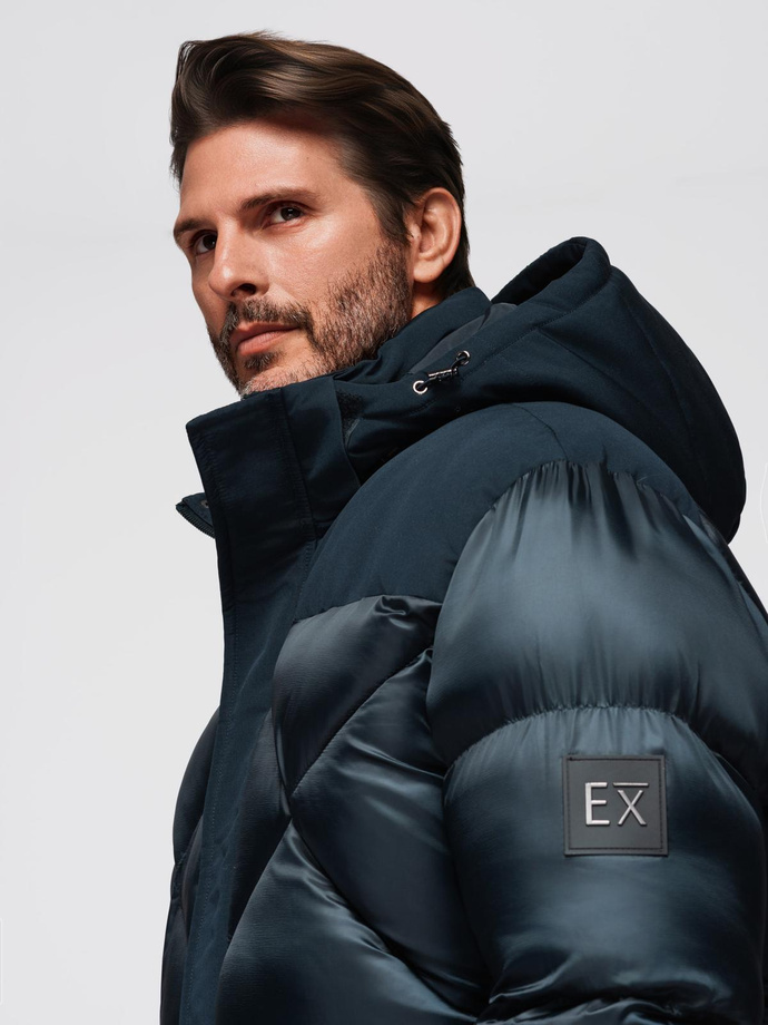 Męska kurtka z kapturem z geometrycznym pikowaniem karo – granatowa V2 OM-JAHP-0237