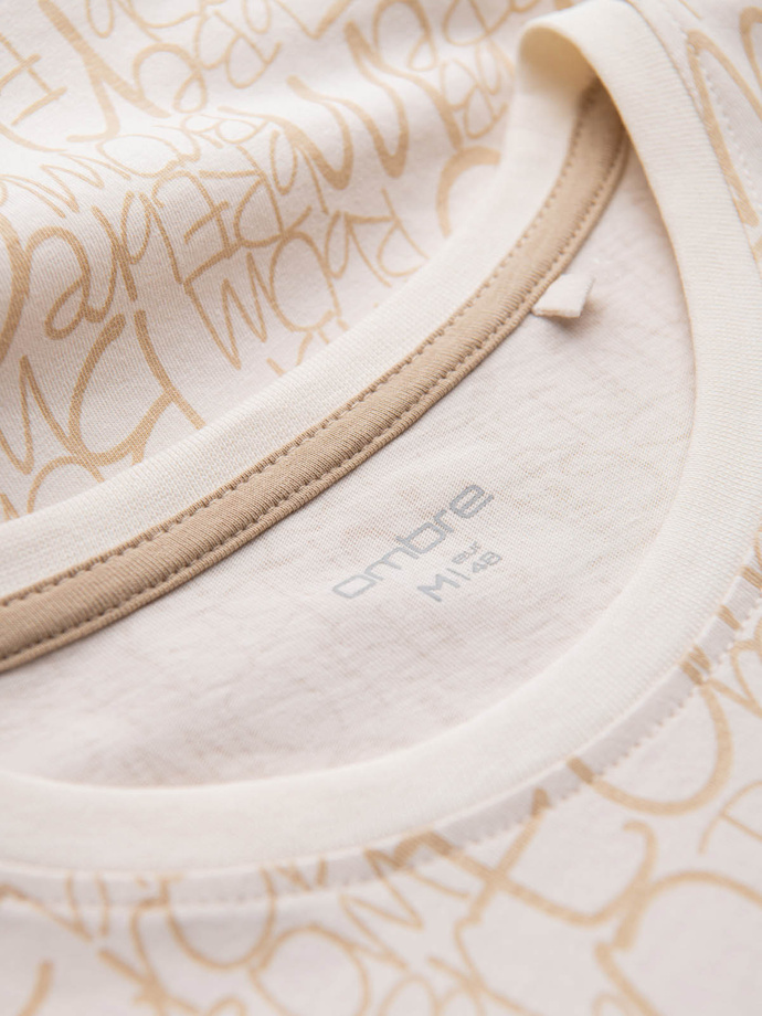 Bawełniany męski t-shirt z literowym printem i kieszonką – kremowo-brązowy V1 OM-TSFP-0188