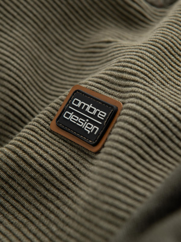 Bawełniany sweter męski z naszywką i raglanowymi rękawami – oliwkowy V2 OM-SWSW-0121