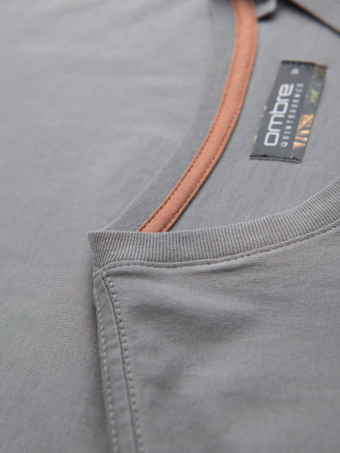 Męski t-shirt z dekoltem na guziki i zamszowym wykończeniem – szary V3 OM-TSCT-0206