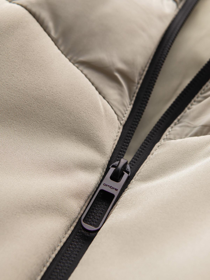 Kurtka męska pikowana z łączonych materiałów z wysokim kołnierzem – beżowa V4 OM-JALP-0172