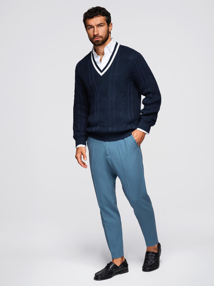 Męski sweter o splocie warkoczowym z dekoltem w serek - granatowy V2 OM-SWSW-0151