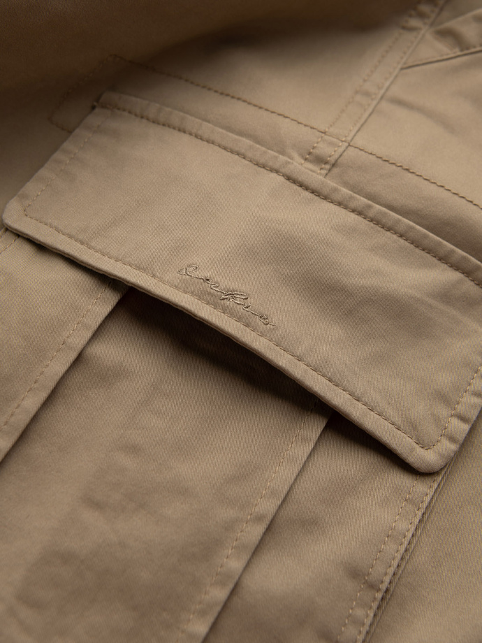 Jednokolorowe męskie szorty z kieszeniami cargo – piaskowe V1 OM-SRCG-0133