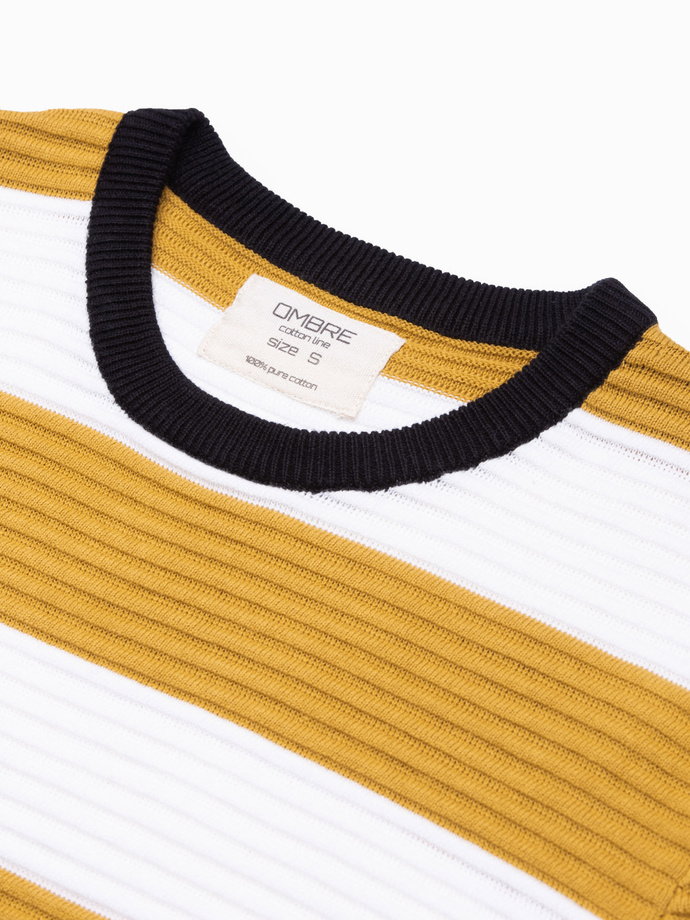 Sweter męski w paski - musztardowy V2 E189