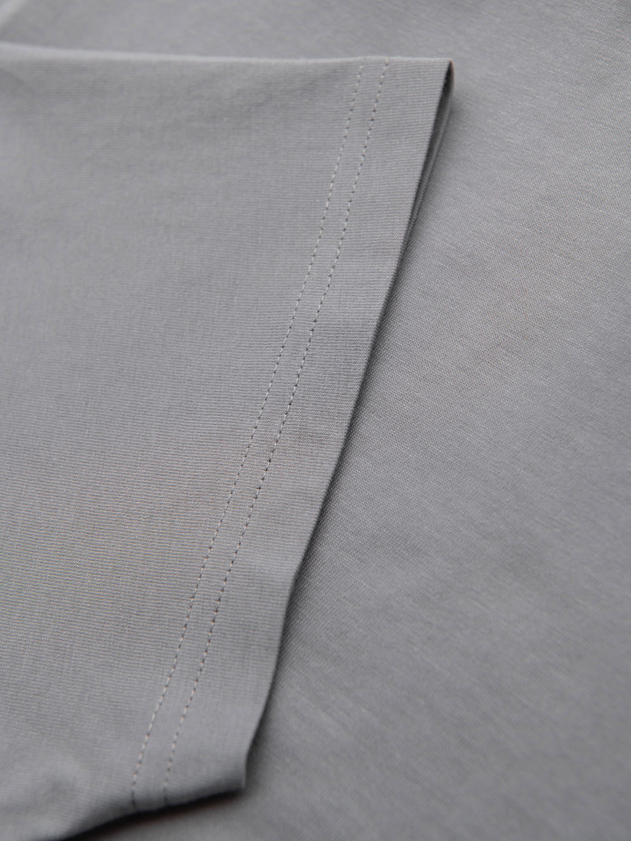 Męski t-shirt z dekoltem na guziki i zamszowym wykończeniem – szary V3 OM-TSCT-0206