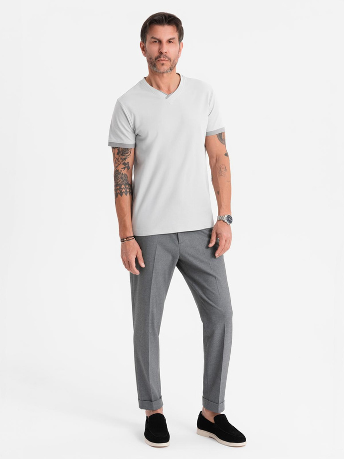 T-shirt męski z kontrastowymi wstawkami i dekoltem w serek – jasnoszary V4 OM-TSCT-0198