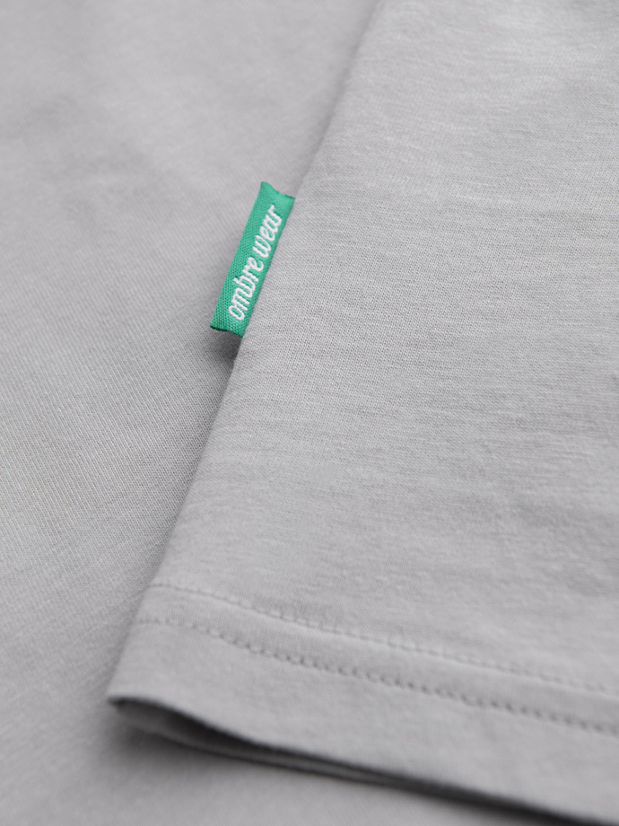 Męski bawełniany t-shirt z zieloną naszywką na piersi – jasnoszary V2 OM-TSCT-0151