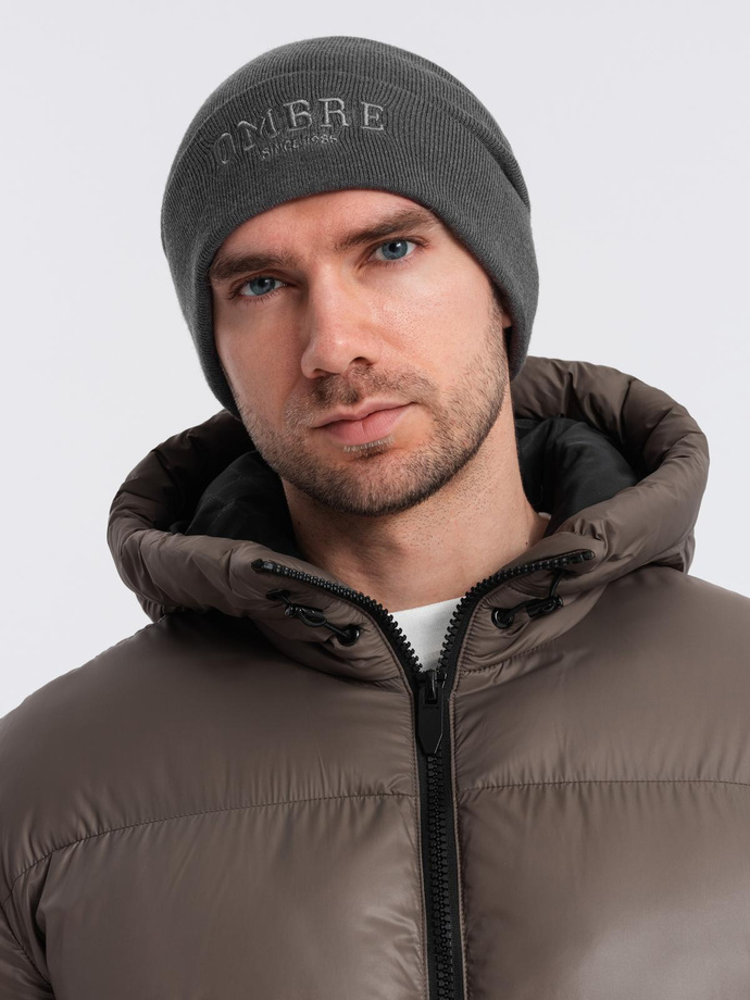 Męska dzianinowa czapka beanie z haftowanym napisem – grafitowa V2 OM-ACWH-0120