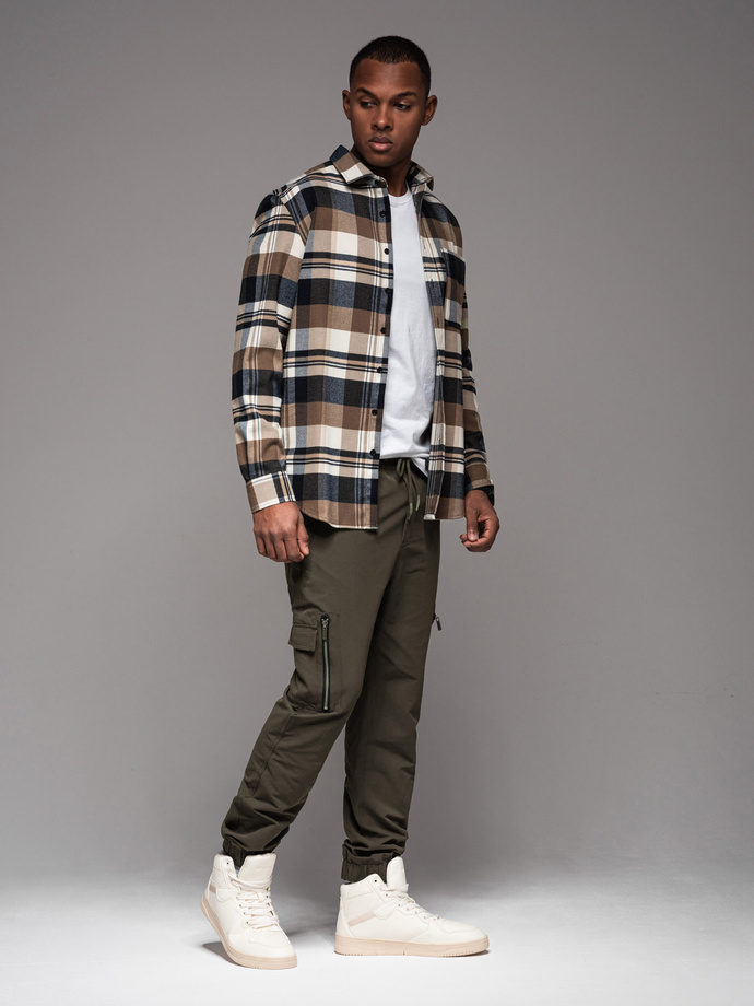 Męskie spodnie joggery z kieszeniami cargo i printem – ciemnooliwkowe V5 OM-PAJO-0200