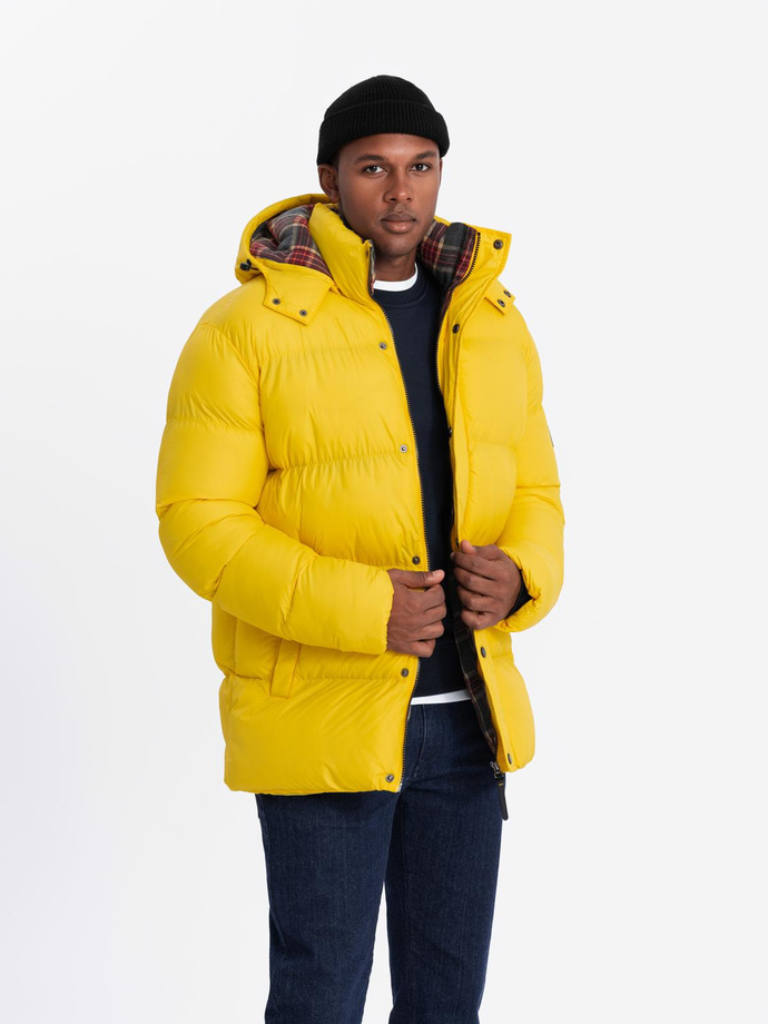 Kurtka męska typu puffer z podszewką w kratę – żółta V3 OM-JAHP-0205