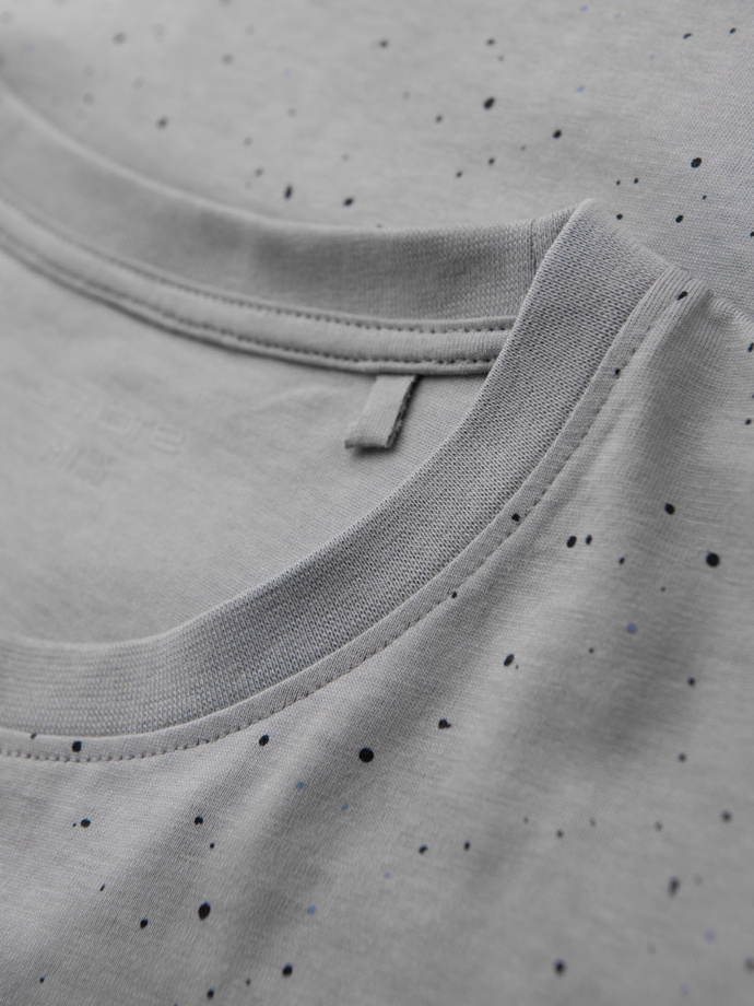 T-shirt męski bawełniany z nadrukiem i okrągłym dekoltem – jasnoszary V8 OM-TSFP-0186