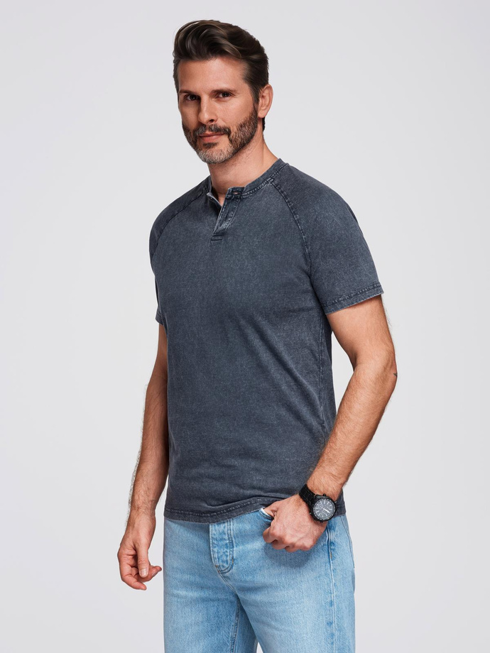 Męski t-shirt z efektem sprania i guzikami przy dekolcie – granatowy V2 OM-TSWT-0150