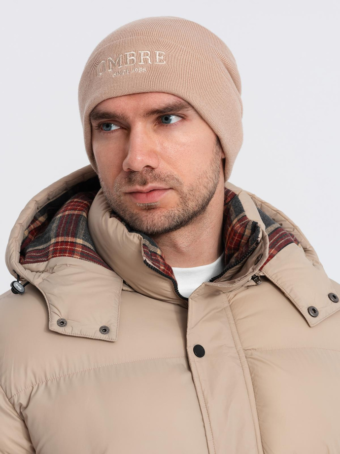 Czapka męska dzianinowa beanie z haftowanym napisem – piaskowa V6 OM-ACWH-0120
