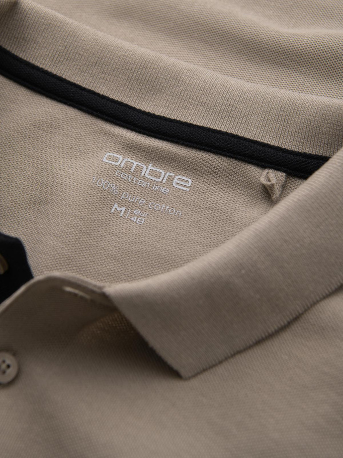 Bawełniana koszulka męska polo z kontrastowymi wykończeniami – ciemnobeżowa V5 OM-POSS-0113