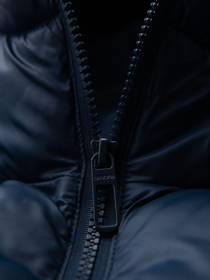 Pikowana kurtka męska puffer z kapturem – granatowa V4 OM-JAHP-0235