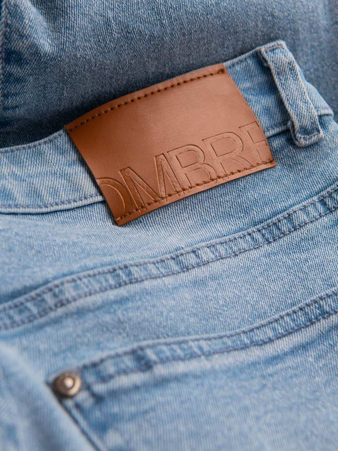 Męskie spodnie jeansowe CARROT FIT z delikatnymi przetarciami – jasnoniebieskie V2 OM-PADP-0162